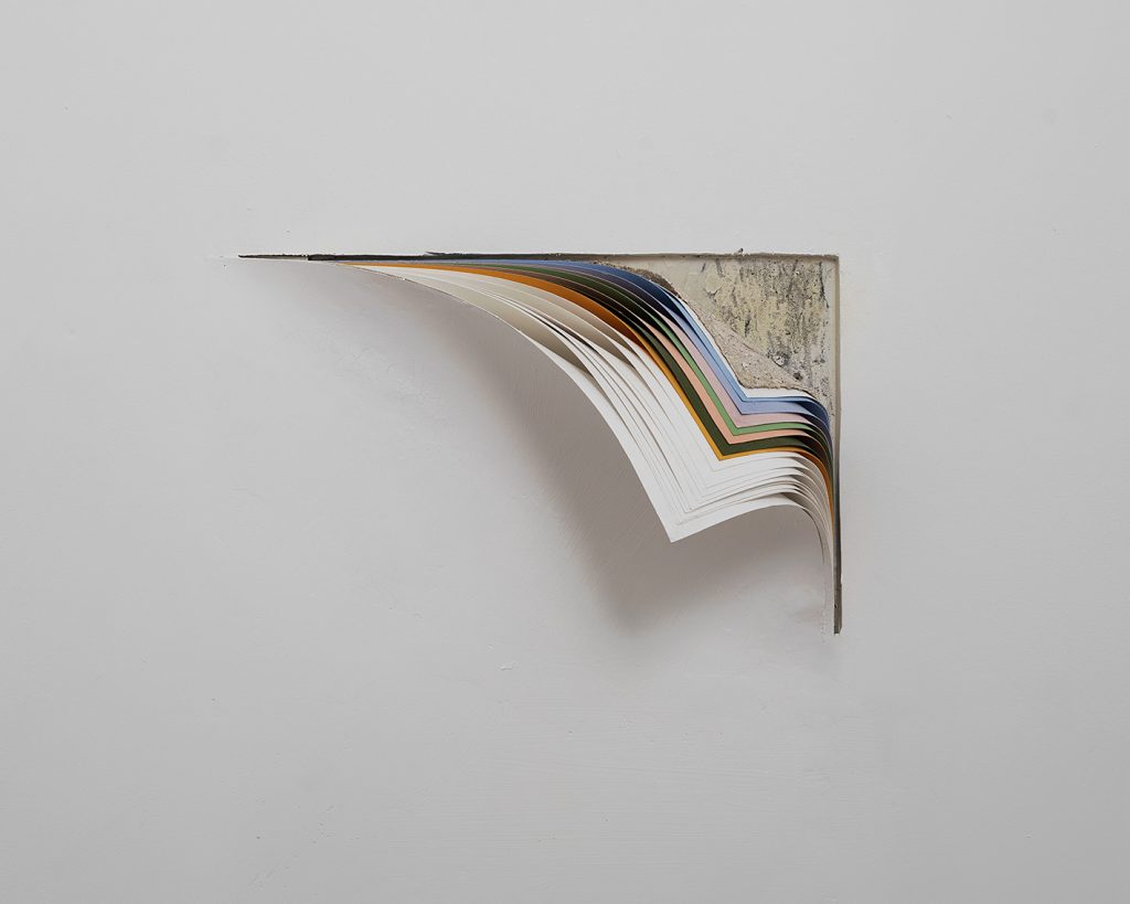 נרדין סרוג'י, "Layers I", מיצב פיסולי תלוי מקום, 2019